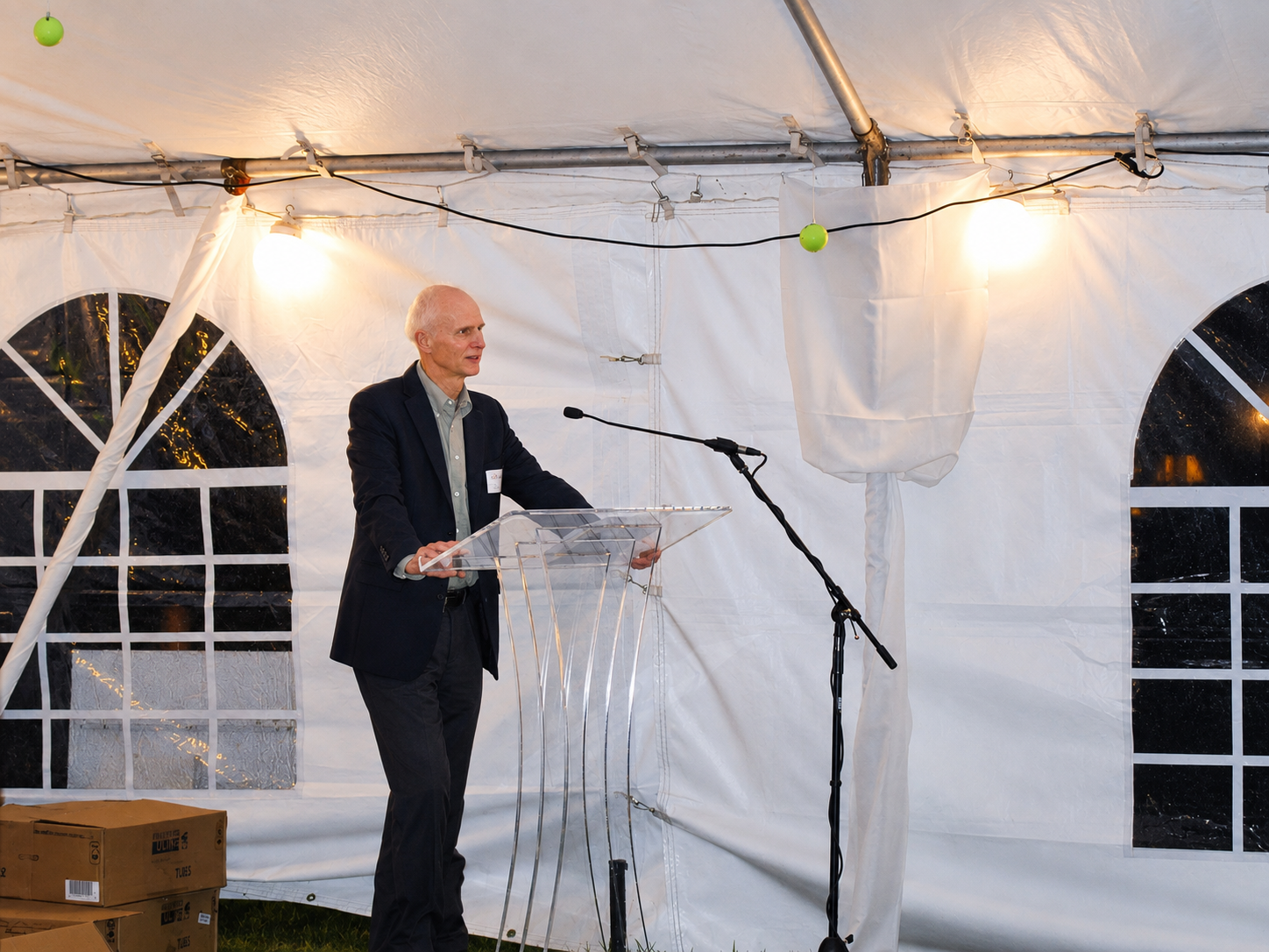 Ed Brune accepting an award in 2005